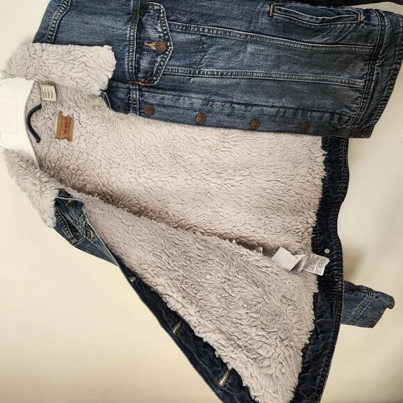 Stylish Levi's Denim Trucker Jacket with Sherpa Lining - Picture 4 of 11